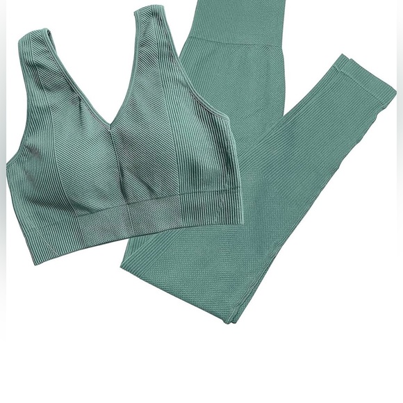 Activewear set (sports bra and leggings) - Picture 2 of 7